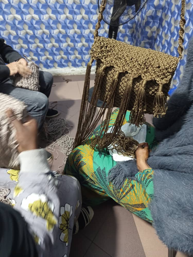 حقيبة مكرمية مكتملة من صنع المشاركات