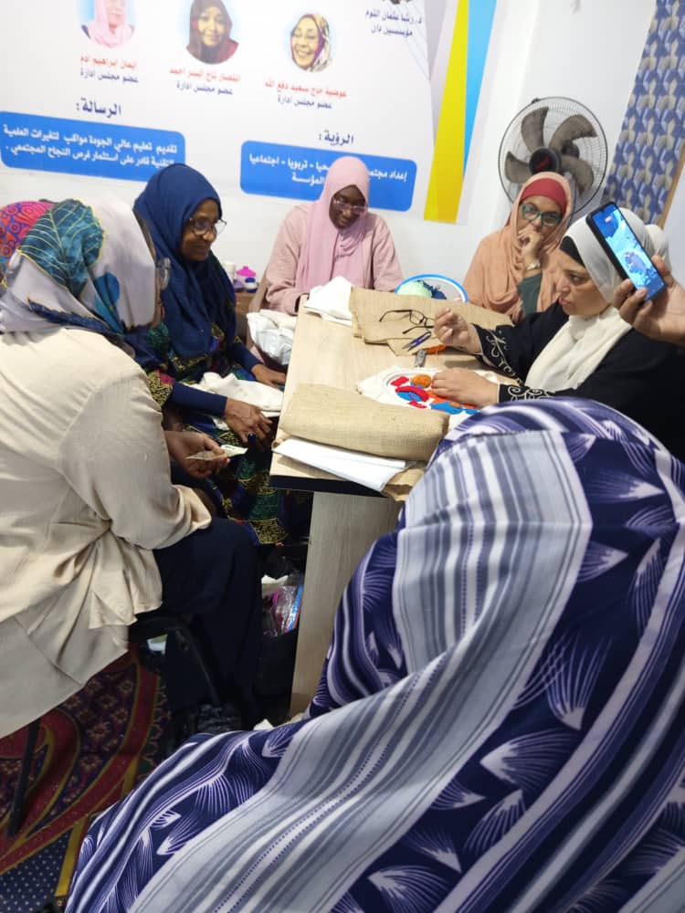 جلسة تدريبية جماعية على أعمال التطريز اليدوي